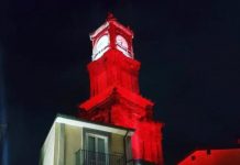 La Torre illuminata di rosso annuncia il Natale avellinese