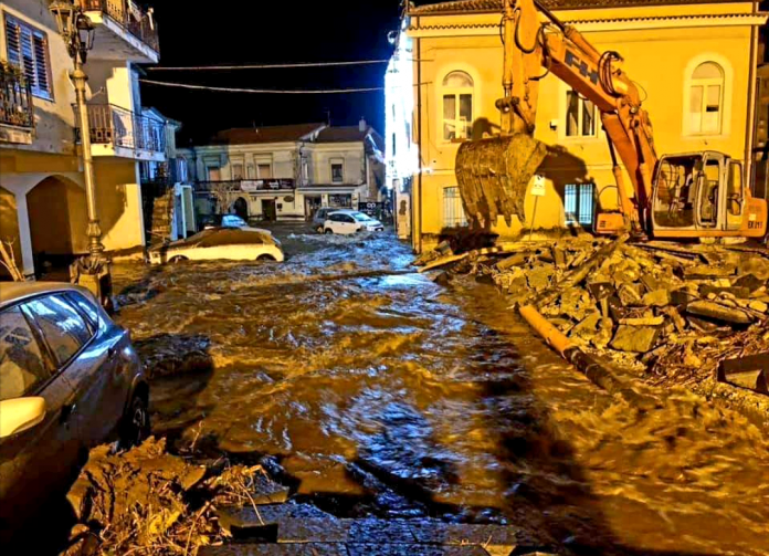 Il centro di San Martino Valle Caudina invaso da fango e detriti, che hanno assediato anche la sede del Comune. Sfollate centinaia di persone. Disperazione e rabbia nella comunità locale per questa ennesima calamità