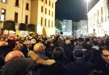 Le Sardine ad Avellino riempiono Piazza Garibaldi con giovani e famiglie