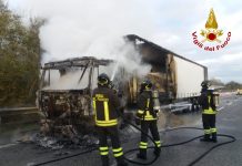 Camion di mangimi in fiamme sull’autostrada. Code sulla A16