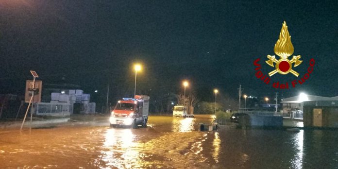 L'Irpinia in ginocchio, flagellata dal maltempo in questo week end di vigilia natalizia. San Martino Valle Caudina, Forino, Cervinara e Moschiano invase da allagamenti, fango e detriti