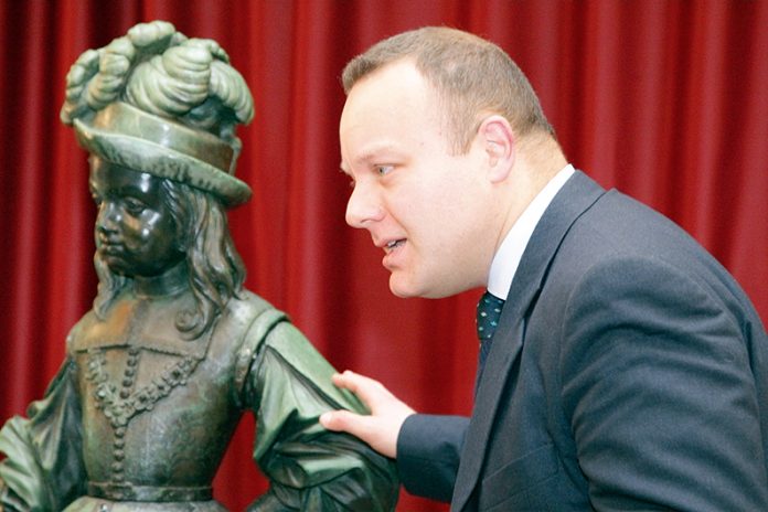 Alberto Iandoli, Curatore del Museo Civico di Avellino, accanto alla statua originale di Carlo II d'Asburgo, piccola figura in bronzo, realizzata nel 1668 dall'Architetto bergamasco Cosimo Fanzago, nota agli Avellinesi come il