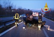 Auto ribaltata sul Raccordo Av-Sa, 24enne ferito