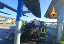 Mirabella, in fiamme un’auto all’area di servizio sulla A16
