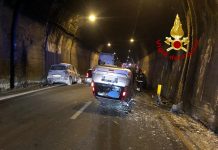 Auto ribaltata in galleria sul Raccordo Av-Sa, donna grave in ospedale