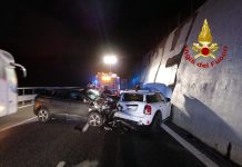 Scontro sull’A16 tra 2 auto, soccorso sull’autostrada un ferito