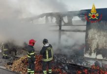 Autocarro di ortofrutticoli in fiamme sull’A16 nei pressi di Vallata