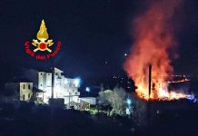 Capannoni agricoli in fiamme ad Ariano. Sono colmi di paglia
