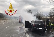 Auto in fiamme sull’A16 a Castel del Lago, salvi i 2 giovani a bordo