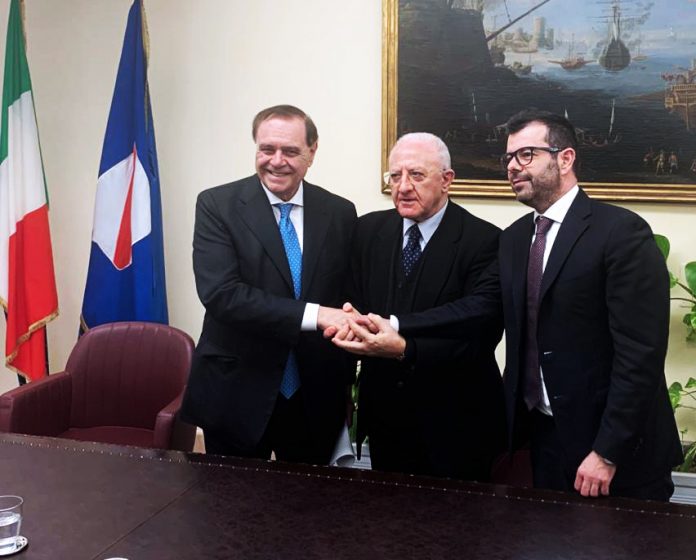 Il Sindaco di Benevento Clemente Mastella accanto al Governatore Vincenzo De Luca, in occasione della firma per il Pics di Benevento a Napoli