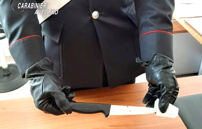 Accoltellato dal fratello a Flumeri durante una lite. Arrestato l'aggressore. Nella foto il coltello adoperato per il ferimento