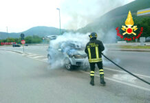 Auto in fiamme a Mercogliano, famiglia tratta in salvo dai Vigili del Fuoco