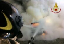 Auto in fiamme sull’A16 a Monteforte, salvi 3 giovani
