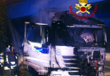 A Grottaminarda Tir in fiamme sull’A16, in salvo l’autista