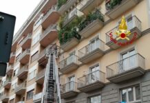 Caduta di calcinacci in via Mancini ad Avellino, intervento dei Vigili del Fuoco