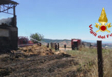 Fieno in fiamme a Montecalvo Irpino da 18 ore