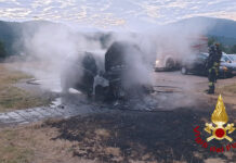 Auto in sosta in fiamme ad Atripalda all’alba. Indagini dei Carabinieri