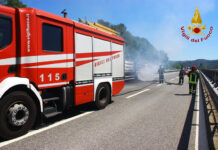 Autotreno in fiamme sull’A16 ad Avellino. Corsia nord chiusa durante l’intervento