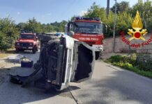 Un’auto sbanda e si ribalta a Montemarano, trasferito il conducente al Moscati
