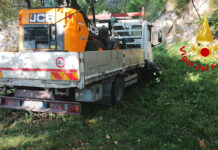 A Bagnoli fuori strada camion che trasportava macchina edile: un ferito in ospedale
