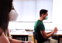 Nelle scuole della Campania mascherine e banchi monoposto per gli studenti