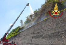 Fiamme a Monteforte Irpino sull’autostrada A16 coperta di fumo