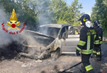 Auto a fuoco in transito a Lioni, automobilista messo in salvo dai Vigili del Fuoco