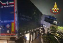 Autoarticolato sbanda a Sant’Andrea di Conza, intervenuti i vigili del fuoco