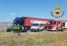 Finita con l’auto sotto un camion a Conza: estratta viva, è in ospedale