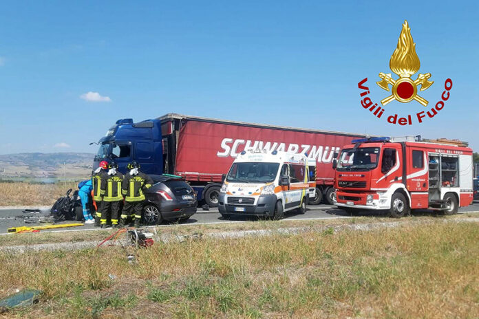 Finita con l'auto sotto un camion a Conza: donna ferita estratta viva e trasportata in elicottero all'ospedale San Giuseppe Moscati di Avellino