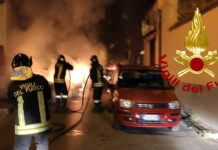 Alba di fuoco a Baiano: in fiamme 2 auto in sosta, danni a un palazzo