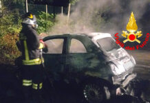 A San Potito Ultra auto a fuoco nel parcheggio in via Lammia