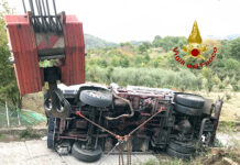 Autocisterna ribaltata a Montefredane, l’autista in ospedale