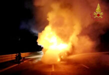Tir in fiamme sull’autostrada A16 all’alba: distrutta la motrice, salvo il carico
