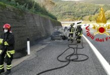 Auto a fuoco in transito sull’A16 nei pressi di Avellino Ovest