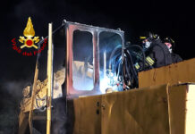 A Sirignano in fiamme l’escavatore di una ditta nella notte