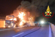 Sull’A16 a Vallata camion a fuoco in transito. In fumo il carico di pedane in legno