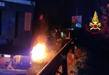 Autocarro in fiamme sull’autostrada a Baiano. Illeso il conducente