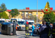 Scontro tra auto al centro di Avellino, 2 giovani feriti in ospedale