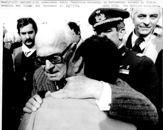 Il Presidente della Repubblica Sandro Pertini abbraccia un terremotato a Laviano, durante il suo giro nei luoghi colpiti dal sisma. Era il 24 novembre 1980