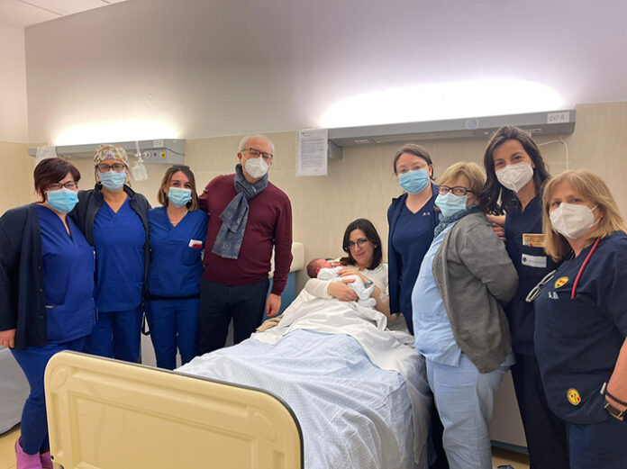 Alessio è il primo nato in Irpinia del 2021. Fiocco azzurro ad Andretta. Nella foto diffusa dall'Azienda Moscati il piccolo è tra le braccia della madre Luisa Andrea Fratoni, circondata dal personale dell'ospedale