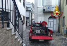 Si incendia una casa a Volturara, i vigili del fuoco salvano una persona