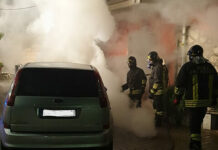 In fiamme auto parcheggiata ad Aiello del Sabato. Accertamenti in corso