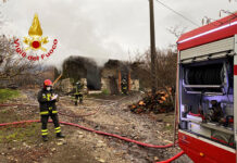 Deposito di legna in fiamme a Forino dall’alba. Vigili del Fuoco al lavoro