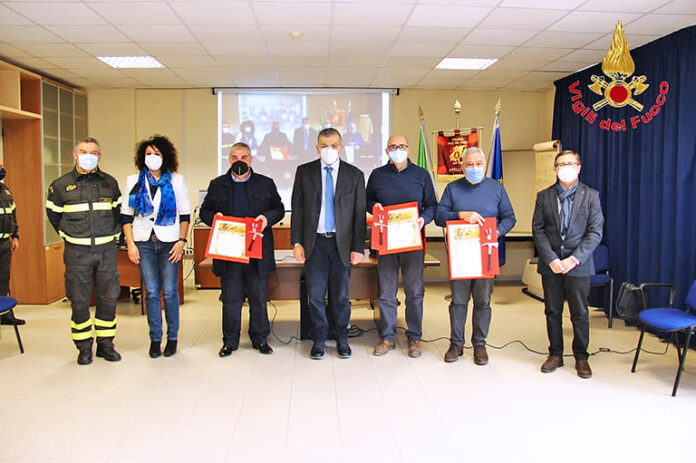 Benemerenze ai Vigili del Fuoco di Avellino collocati a riposo. La foto di gruppo al termine della cerimonia