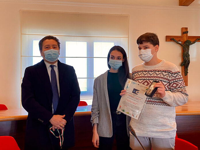 Educazione alla Legalità a Serino, premiati gli studenti alla presenza di Massimo Sante Lamonaca, del Dirigente dell'Istituto Comprensivo di Serino Antonella De Donno, del Sindaco di Serino Vito Pelosi, e del Sindaco di Santa Lucia di Serino Ottaviano Vistocco
