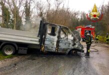 Si incendia un tir a Montemiletto e finisce fuori strada