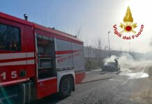 Incendio su un’auto in transito ad Avellino nei pressi di contrada Scrofeta
