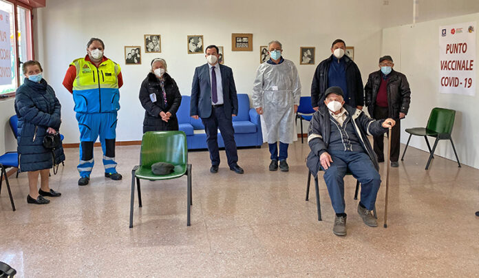 Vaccinazioni Covid a Solofra anche per gli ultra80enni di Serino. Nella foto: il Sindaco Vito Pelosi con volontari e cittadini