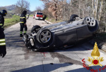 Si ribalta con l’auto a Pietradefusi, 27enne ricoverata in ospedale